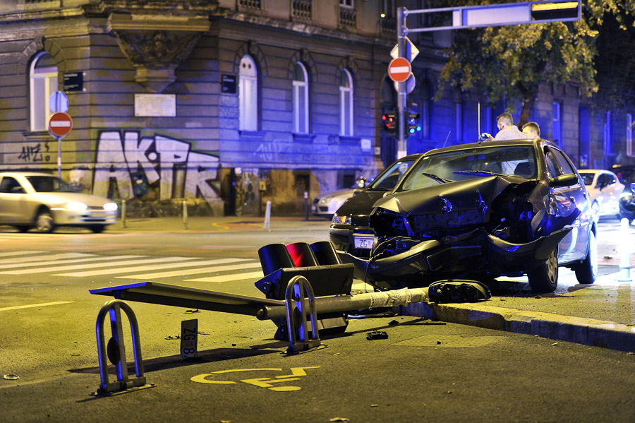 Zagreb, 210815. Prometna nesreca na krizanju Gunduliceve ulice i  Ulice Jurja Zerjavica, u kojoj je osobni automobil udario u semafor. U nesreci je sudjelovalo vise automobila .Foto: Boris Kovacev / CROPIX