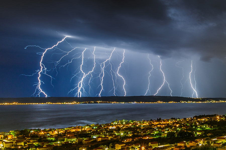 Kastela, 210815. Tijekom noci sire Kastelansko podrucje zahvatilo je jako grmljavinsko nevrijeme.Na fotografiji: Munje iznad Kastela i Kastelanskog zaljeva, pogled sa groblja u Kastel Kambelovcu.Foto: Zvonimir Barisin / CROPIX