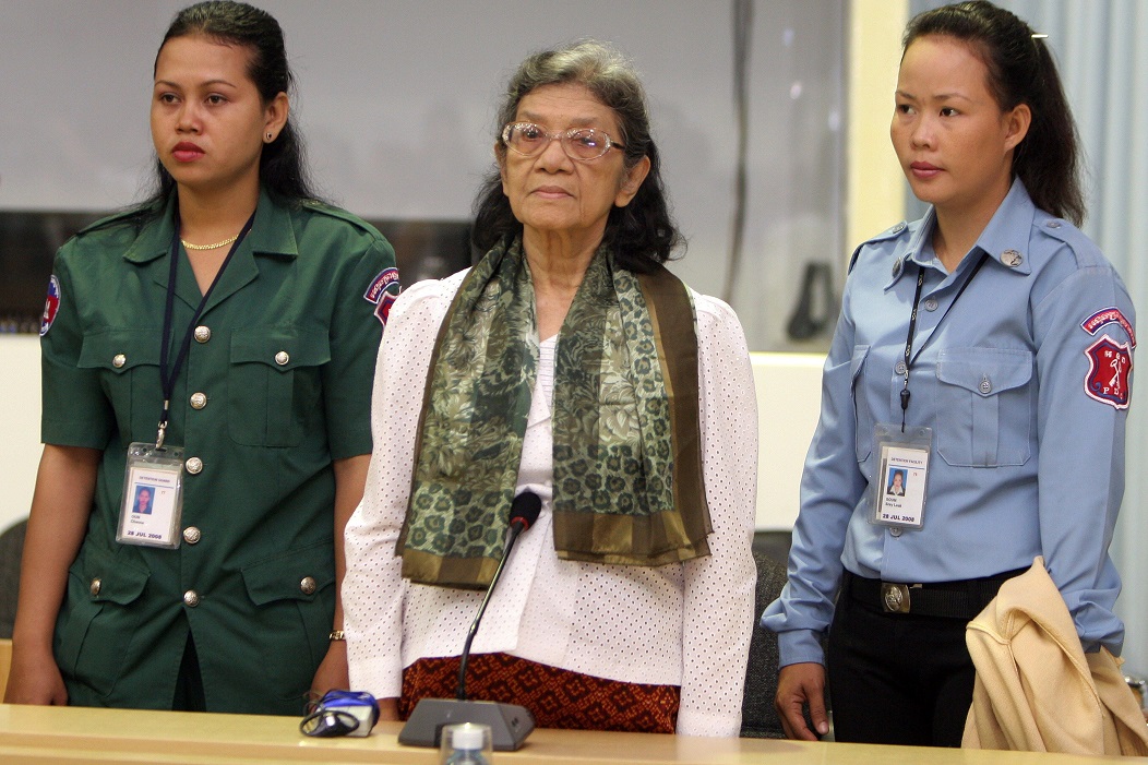 (FILES) This file photo taken on July 9, 2008 shows former Khmer Rouge leader ex-social affairs minister Ieng Thirith (C) standing in the courtroom at the ECCC in Phnom Penh. The former 