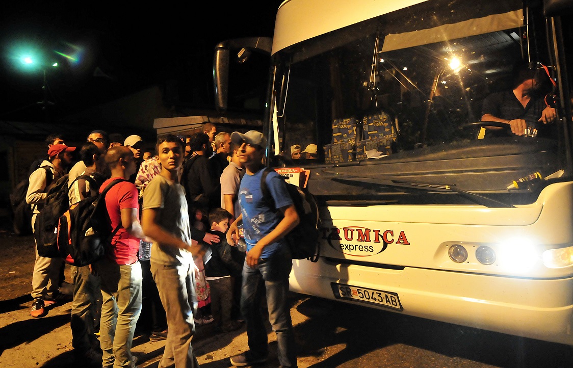 Gevgelija, Makedonija, 230815.Nakon sto im je policija dozvolila ulazak u Makedoniju, izbjeglice se autobusima prevoze se prema srpskoj granici.Na fotografiji: Izbjeglice putuju prema srpskoj granici.Foto: Maja Zlatevska / CROPIX