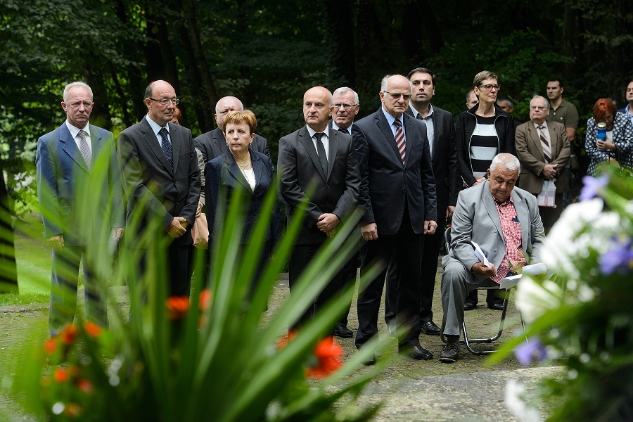 Zagreb, 230815. Dotrscina.Predsjednik Hrvatskoga sabora Josip Leko, Fred Matic i Ivan Zvonimir Cicak u ime predsjednice Kolinde Grabar Kitarovic i druga izaslanstva,  polozili su vijence u povodu obiljezavanja spomendana 23. kolovoza - Europskoga dana sjecanja na zrtve svih totalitarnih i autoritarnih rezimaFoto: Goran Mehkek / CROPIX