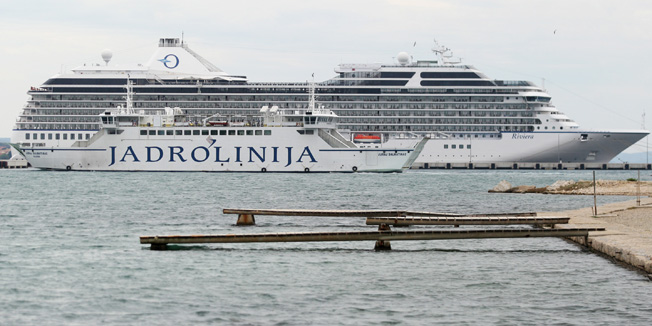 Zadar, 240815.U luku Gazenica danas je pristao 260 metara dug kruzer Riviera.Na fotografiji: kruzer Riviera i u prvom planu trajekt Jadrolinije, Juraj Dalmatinac.Foto: Jure Miskovic / CROPIX