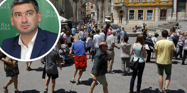 Pula, 300614.Turisticke guzve u gradu. Kisa i oblacno vrijeme sprijecilo je turiste da odlaze na plaze te su mnogi dosli u razgledavanje grada.Foto: Goran Sebelic / CROPIX                              