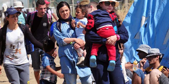 Gevgelija, Makedonija, 230815.Situacija na makedonsko-grckoj granici danas je mirna pod kontrolom specijalne policije. Nakon sto su autobusima i vlakovima prevezeni na srpskoj granici ostalo je nekoliko stotina izbjeglica koji cekaju evidentiranje. U izgradnji je prihvatni centar kako bi zbrinuli eventualni val novih izbjeglica.Na fotografiji: atmosfera na makedonsko-grckoj granici i izgradnja prihvatnog centra.Foto: Maja Zlatevska / CROPIX