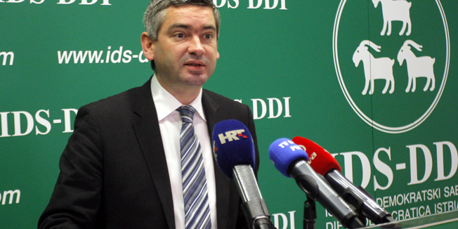 Pula, 030115.Izvanredna konferencija za medije u IDS-u. Boris Miletic predsjednik IDS-a odrzao konferenciju za medije na temu decentralizacija i regionalizacija Hrvatske.Na fotografiji: Boris Miletic.Foto: Goran Sebelic / CROPIX                              