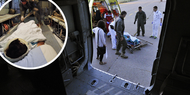 Zagreb, 240815.Pripadnici Hrvatskog ratnog zrakoplovstva izvode hitan medicinski let vojnim helikopterom Mi-171Sh. Nakon sto su poletjeli iz vojne baze Lucko u Zagrebu, sletjeli su u Zrakoplovnu bazu Divulje u Splitu gdje su preuzeli pacijenta kojeg je drugim helikopterom dovezla druga dezurna ekipa s mjesta nesrece u okolici Dubrovnika. Nakon preuzimanja, pacijenta su prevezli nazad u vojnu bazu Lucko gdje ga je vozilo hitne medicinske pomoci odvezlo u bolnicu.Na fotografiji: prebacivanje pacijenta iz helikoptera u vozilo hitne pomoci u Zagrebu.Foto: Boris Kovacev / CROPIX