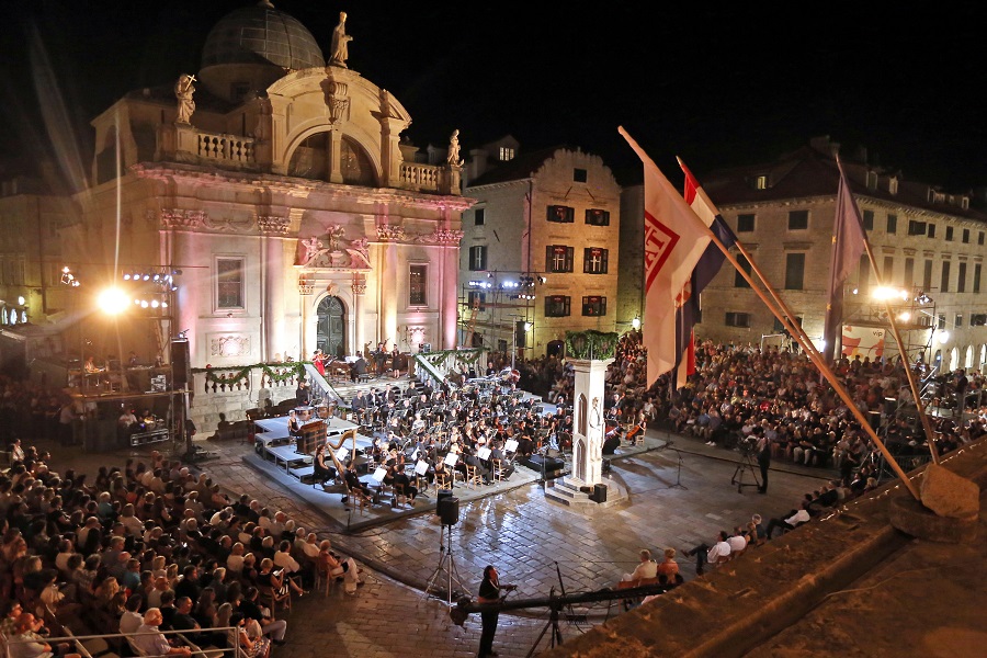 Dubrovnik, 250815.Uoci vecerasnjeg zatvaranja  66. Dubrovackih ljetnih igara na prostoru ispred crkve Svetog Vlaha dodijeljene su tradicionalne Nagrade Orlando za umjetnicke domete u ostvarenju programa igara.Foto: Niksa Duper / CROPIX