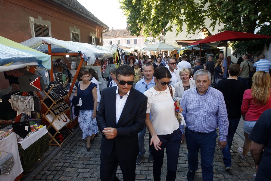 Varazdin, 260815Na ulicama i trgovima centra Varazdina traje Spancirfest, festival dobrih emocija koji se ove godine odrzava pod sloganom pokreni svoju kreativnost. Spancirfestom se prosetala i gradonacelnica Knina Josipa Rimac.Foto: Zeljko Hajdinjak / Cropix