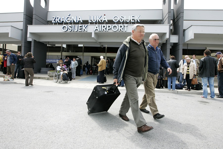 Osijek (Klisa), 060509.Prvo slijetanje aviona irske zrakoplovne trvtke Ryanair u Zracnu luku Osijek. U dolasku iz Franfurkta u Osijek, u 11 sati i 40 minuta, sletilo je 139 putnika a sat kasnije u njemacku zracnu luku Franfurkt/Hahn otputovalo je 104 putnika. Pristanisna zgrada Zracne luke Osijek.Foto: Vlado Kos / Cropix