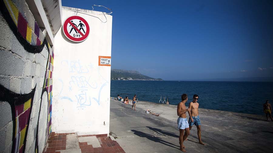 Split, 270815.Na splitskoj plazi Duilovo osvanuo je znak zabrane kupanja ili druzenja homoseksualnim parovima.Foto: Ante Cizmic / CROPIX