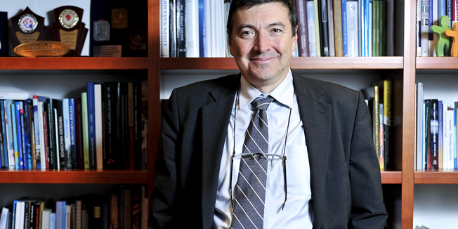 Zagreb, 040914.Ministar znanosti, obrazovanja i sporta Vedran Mornar, fotografiran u svojem uredu u ministarstvu.Foto: Boris Kovacev / CROPIX