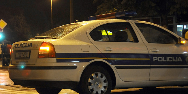Split, 160909.Policijski ocevid u ulici Kralja Zvonimira nakon pucnjave, u kojoj po nesluzbenim informacijama nema ozlijedjenih.Foto: Josko Ponos / CROPIX