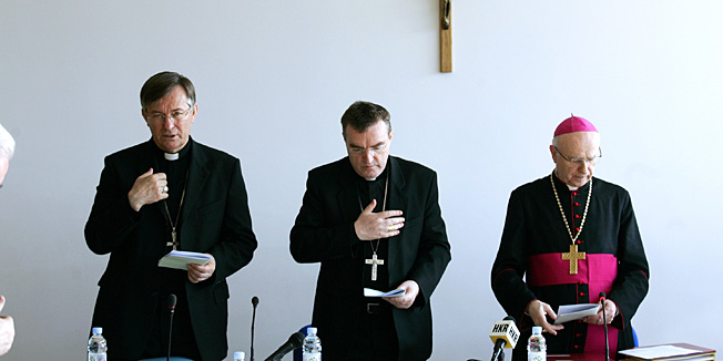 Zagreb, 290311.Hrvatska biskupska konferencija, Ksaverska 12.U prostorijama Hrvatske biskupske konferencije odrzano je 42. plenarno zasjedanje Hrvatske biskupske konferencije. Sjednicu je vodio predsjednik HBK, Dakovacko osjecki nadbiskup mons. Marin Srakic, a uz ostale biskupe prisutan je bio i zagrebacki nadbiskup kardinal Josip Bozanic.Na slici: mons. Marin Barisic - nadbiskup i metropolita splitsko damlatinski, Josip Bozanic - zagrebacki kardinal, potpredsjednik HBK, mons. Marin Srakic - nadbiskup osjecko baranjski, predsjednik HBK.Foto: Tomislav Kristo / CROPIX