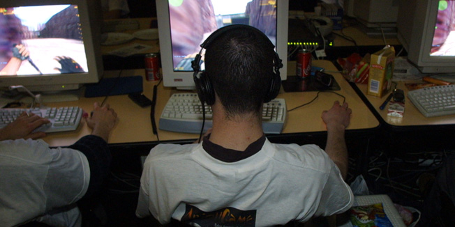 ©BERTRAND BECHARD/MAXPPPILLUSTRATION JEUX VIDEO EN RESEAUPLONGES DANS L'OBSCURITE DURANT TOUT UN WEEK-END, DES JOUEURS VENUS DE LA FRANCE ENTIERE S'AFFRONTENT EN TOURNOI DANS DES JEUX DE COMBAT SOUVENT VIOLENTS.