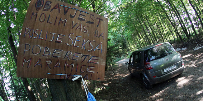 Koprivnica, 310815.Djelatnici Hrvatskih suma ispostave Koprivnica dosli su na zanimljivu ideju kako zaustaviti da osobe koje vode ljubav u autu u skrivenim predjelima suma prestanu zagadjivati okolis. Postavili su obavijest  na kojoj upozoravaju ljubavnike da nakon obavljenog cina iskoristene prezervative i maramice odbace u za to postavljenu vrecu, a ne u okolis sume.Foto: Ivan Brkic / Glas Podravine / CROPIX