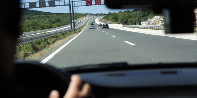Dugopolje,  170810.Prometni policajci Kristian Perisic i Tonci Pivic iz postaje Prometne policije Split svakodnevno nadziru promet na autoputu A1 od Dugopolja do Sibenika.Nadzor vrse pomocu vrlo brzog BMW automobila kojim presrecu vozace koji voze prebrzo pri cemu ih snimaju kamerom i naplacuju kaznu od 500 do nekoliko tisuca kuna ovisno o brzini.Na fotografiji policajci prate i snimaju vozilo koje vozi prebrzo.Foto: Nikola Vilic / CROPIX