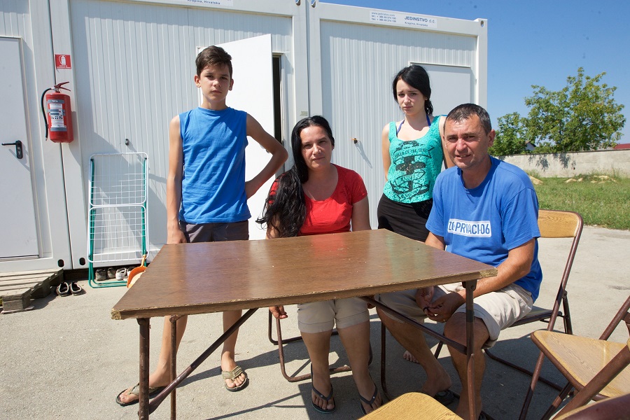 Gunja, 010915.U kontejnerskom naselju u Gunji koje je podignuto za stradale u poplavi ostalo je zivjeti jos pedesetak jludi.Radi se o ljudima koji su u Gunji zivjeli kao podstanari i sada se nemaju gdje vratiti.Na fotografiji: obitelj Korajac zivi u kontejnerskom naselju jer su bili podstanari u Gunji i nnihov status jos nije rijesen.Foto: Vlado Kos / Cropix