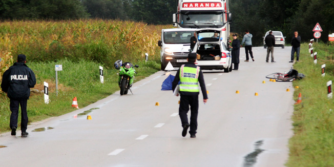 Djelekovec, 040915.U jutranjim satima doslo je do prometne nesrece na otvorenom dijelu ceste D-20 Djelekovec-Legrad u kojoj je teretni automobil naletio na biciklistkinju koja je smrtno stradala. Zbog obavljanja ocevida zatvorena je cesta D-20 za sva vozila te se promet odvija obilazno. Foto: Ivan Brkic / Glas Podravine / CROPIX