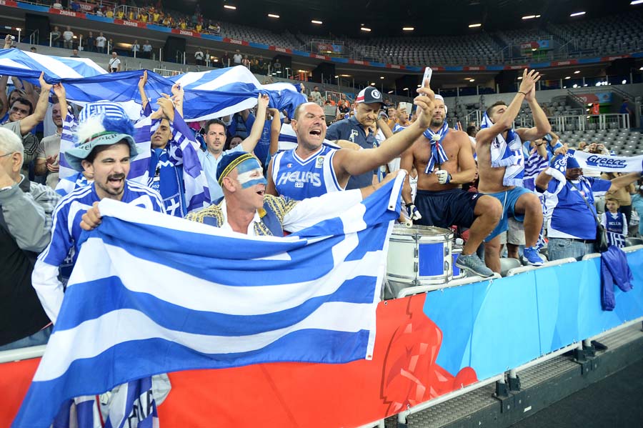 Zagreb, 050915. Arena Zagreb, Laniste.Kosarkaska utakmica C skupine Eurobasketa 2015  izmedju Grcke i Makedonije.Na fotografiji: Navijaci Grcke i atmosfera prije pocetka utakmice.Foto: Goran Mehkek / CROPIX