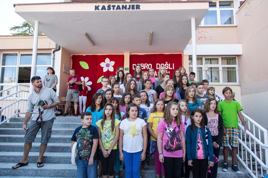 Pula, 070915.Pulski gradonacelnik Boris Miletic obisao je skolu Kastanjer i obnovljenu sportsku dvoranu u ciju je obnovu ulozeno 650 tisuca kuna. Nakon obilaska dvorane, prigodnim govorom pozdravio je prvasice i okupljene roditelje. Foto: Danijela Peracic / CROPIX