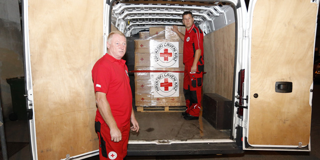Zagreb, 090915.Ulica Crvenog kriza.Kombi Hrvatskog Crvenog kriza rano jutros s paketima prve pomoci i interventnim timom krenuo u pomoc izbjeglicama u Makedoniju. Rijec je o setovima za prvu pomoc koja ce pomoci izbjeglicama da lijece povrsinske rane koje su zadobili tijekom napornog puta.Na fotografiji: interventni tim.Foto: Marko Todorov / CROPIX