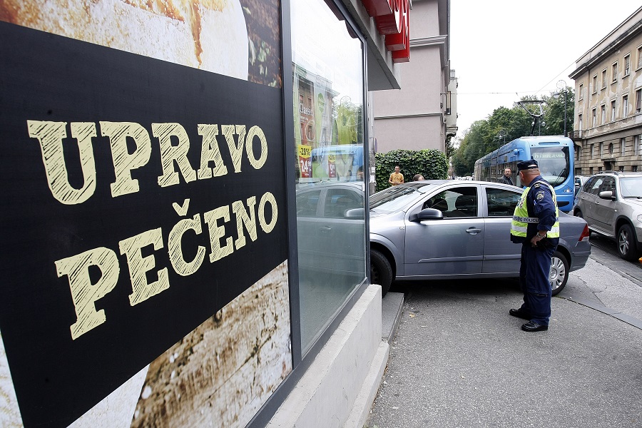 Zagreb, 100915.Ribnjak, Vinkoviceva.Vozac automobila Opel Astra izgubio kontrolu nad vozilom i udario u ulaz prodavaonice Konzum.Foto: Ranko Suvar / CROPIX