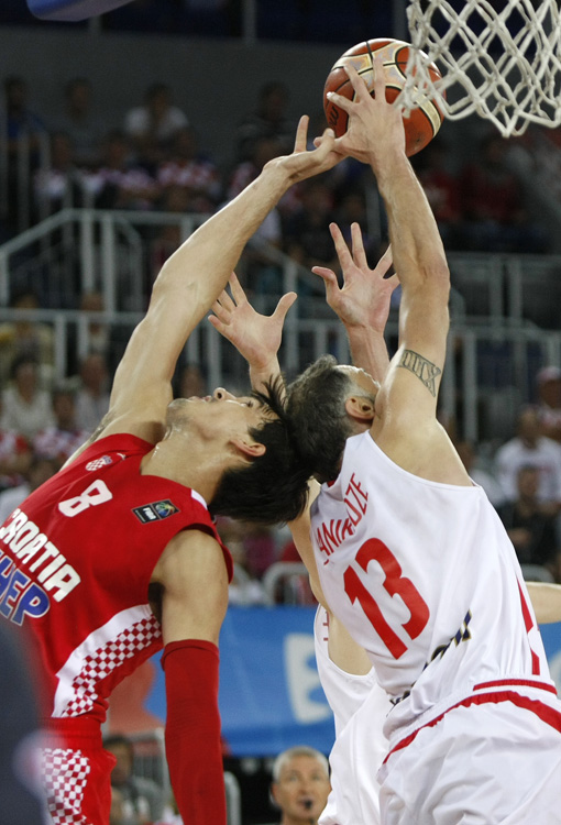Zagreb, 100915.Arena Zagreb, Lansite.Utakmica 5. kola C skupine Eurobasketa 2015 izmedju Gruzije i Hrvatske.Na fotografiji: Dario Saric, Viktor Sanikidze.Foto: Ronald Gorsic / CROPIX