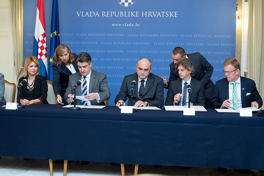Zagreb, 140915. Vlada.Banski dvori.Markov trg.Premijer Zoran Milanovic, predsjednik Uprave HEP-a Perica Jukic, predsjednik Uprave GEN-I Zagreb Robert Golob i glavni financijski direktor RWE Hrvatska Ralf Blomberg potpisali su  Sporazum o suradnji na mjerama suzbijanja energetskog siromastva. Uz predsjednika Vlade bili su prisutni i  potpredsjednica Vlade i ministrica socijalne politike i mladih Milanka Opacic i ministar gospodarstva Ivan Vrdoljak Na fotografiji: Potpisivanje.Foto: Goran Mehkek / CROPIX
