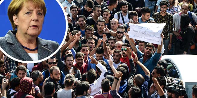 Migrants and refugees demonstrate as Turkish police block the road and bar sales of tickets to Turkey-Greece border towns at Istanbul's Esenler Bus Terminal on September 15, 2015 in Istanbul. Over half a million migrants have crossed the European Union's border so far this year, up from 280,000 in 2014, the bloc's Frontex border agency said September 13 -- but warned some people may have been counted twice. AFP PHOTO/OZAN KOSE