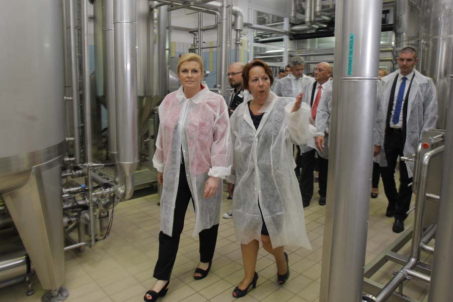 Buzet, 150915.Predsjednica Kolinda Grabar Kitarovic u sklopu svog visednevnog posjeta Istri danas je u Buzetu posjetilai Buzetsku tvornicu piva Favorit.Foto: Goran Sebelic / CROPIX