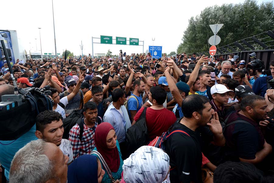 SPECIJAL JUTARNJIHorgos, 150915.Tisucu izbjeglica sa Bliskog istoka blokirano je na Srbijansko madjarskoj granici.Na fotografiji: Izbjeglice na granici Srbije i Madjarske.Foto: Robert Fajt / CROPIX