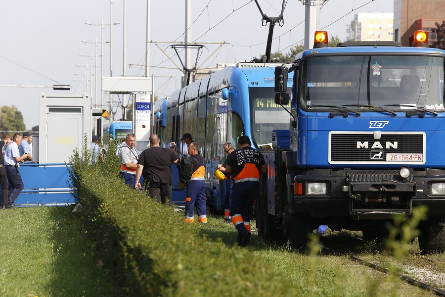 Zagreb, 160915.Avenija Dubrovnik.Na tramvajskoj stanici Sopot u naletu tramvaja smrtno je stradala nepoznata osoba. Policijski ocevid je u tijeku.Na fotografiji: ocevid.Foto: Marko Todorov / CROPIX