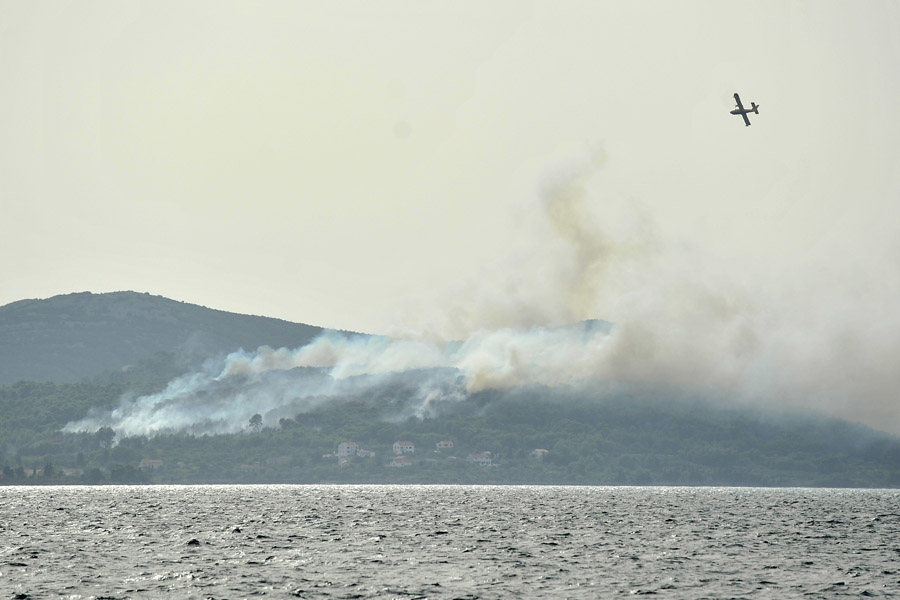 Zadar, 170915U poslijepodnevnim satima, u mjestu Mali Lukoran na otoku Ugljanu, bukno je pozar kojeg trenutno iz zraka gasi kanader i air tractor. Gasenje otezava jak juzni vjetar.Foto: Luka Gerlanc / CROPIX