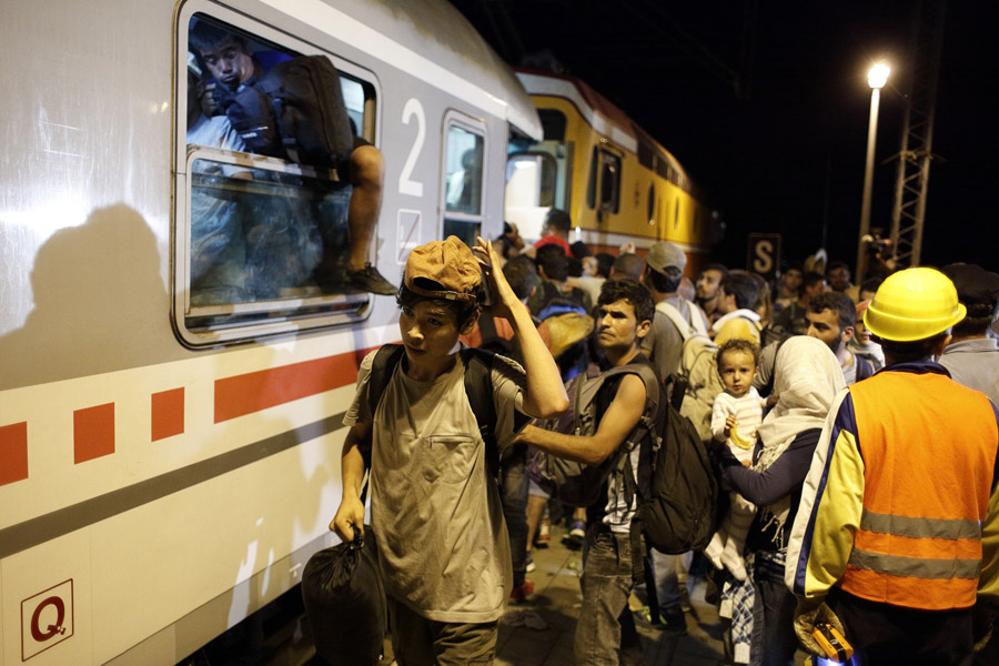 Ilaca, 170915.U nocnim satima izbjeglice koje su bile na kolodvoru u Tovarniku, autobusima se prevoze na kolodvor u Ilaci gdje se vrsi ukrcaj u vlak koji ih vozi na zapad zemlje.Na fotografiji: ukrcaj u vlak.Foto: Dragan Matic / CROPIX