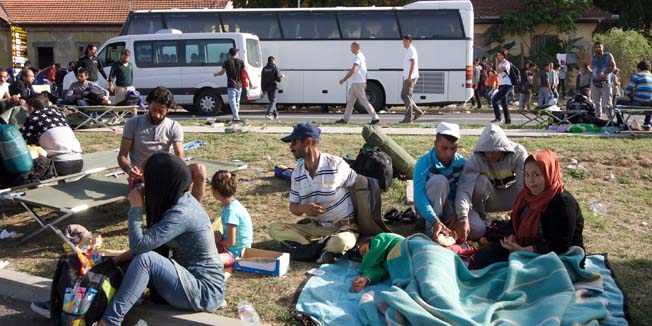 Beli Manastir, 180915.Od sinoc od kada su u Beli Manastir vlakom i autobusom pocele pristizati izbjeglice kroz grad ih je prema sluzbenim podacima proslo oko 6 do 7 tisuca.Na fotografie: izbjeglice u bivsoj vojarni u  Belom Manastiru.Foto: Vlado Kos / Cropix