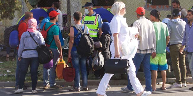 Beli Manastir, 180915.Od sinoc od kada su u Beli Manastir vlakom i autobusom pocele pristizati izbjeglice kroz grad ih je prema sluzbenim podacima proslo oko 6 do 7 tisuca.Na fotografie: izbjeglice u bivsoj vojarni u  Belom Manastiru.Foto: Vlado Kos / Cropix