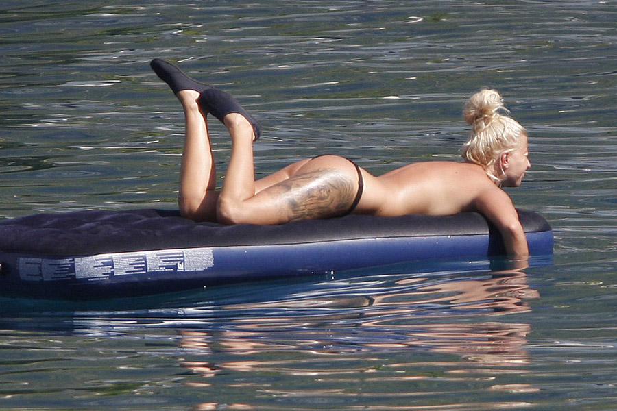 Makarska, 180915.Vruci kraj dugog vruceg ljeta nagnao je brojne turiste da potraze osvjezenje na makarskim plazama. Uz 34 celzija u zraku uzivaju i u puno ugodnijim postsezonskim cijenama pa na podrucju grada Makarske boravi oko sedam tisuca turista.Foto: Ivo Ravlic / CROPIX