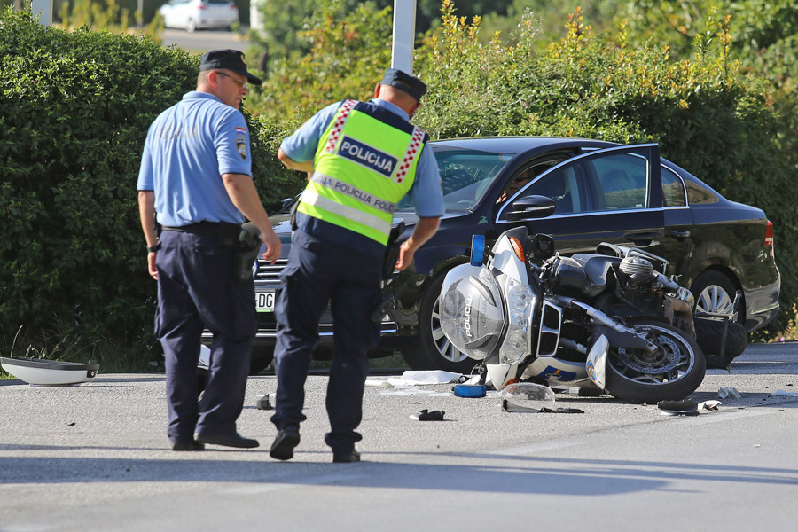 Dubrovnik, 180915.Na drzavnoj cesti D-8 kod naselja Zavrelje u Zupi dubrovackoj oko 16 sati je doslo do prometne nesrece u kojoj je ozlijedjen policajac na motoru. U nesreci su sudjelovali Golf dubrovackih registracijskih oznaka i policijski motocikl, a ozlijedjeni policajac je vozilom hitne pomoci prevezen u dubrovacku bolnicu.Foto: Niksa Duper / CROPIX
