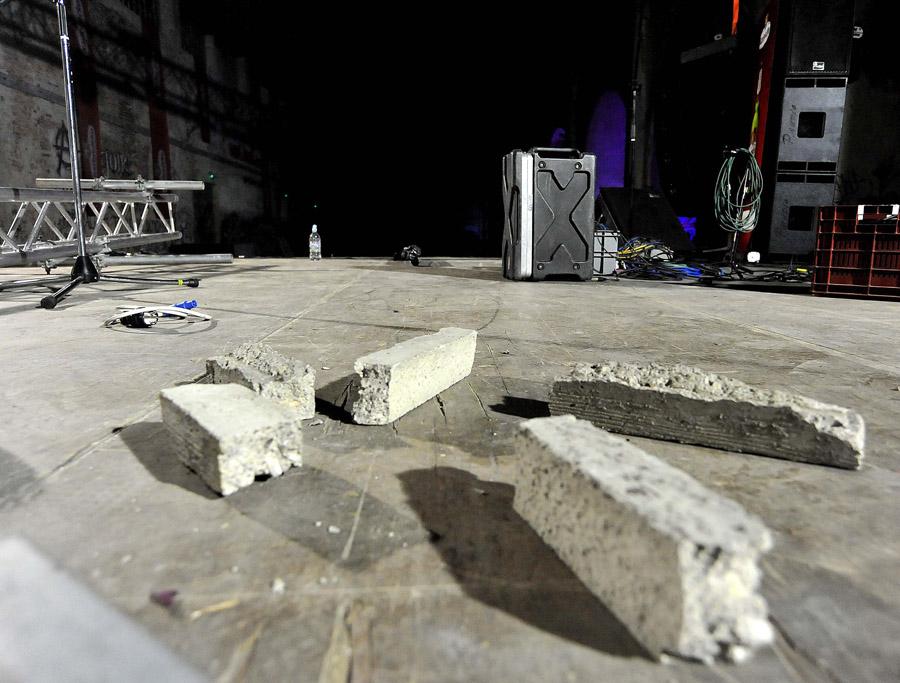 Rijeka, 180915.Festival Hartera odgodjen je zbog urusavanja i padanja komada betonskih stropnih greda na pozornic. U urusavanji koje se dogodilo tijekom tonske probe nema ozlijedjenih, ali je doslo do ostecenja instrumenata.Foto: Sergej Drechsler / Novi List / CROPIX