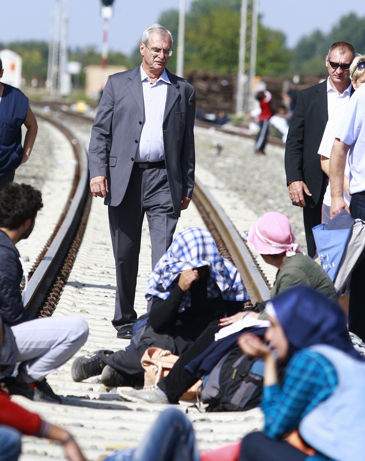 Tovarnik,190915.Izbjeglice u Tovarniku.Na fotografiji: Andrija Hebrang povjerenik predsjednice Kolinde Grabar Kitarovic za izbjeglice uz pratnju vukovarsko srijemskog zupana Boze GalicaFoto: Duje Klaric / CROPIX