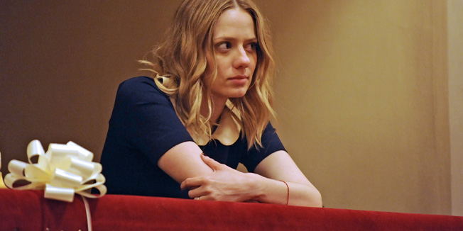 Sibenik, 150412.Hrvatsko narodno kazaliste Veceras je u sibenskom HNK odrzana predstava Pir malogradjana u reziji Drazena Ferencine u kojoj glume  Oriana Kuncic, Zarko Potocnjak, Franka Klaric, Janko Popovic-Volaric, Antonio Franic, Vinko Stefanac, Helena Minic, Mirna Medakovic i Robert Ugrina.Na slici: Jelena Popovic-Volaric supruga Janka gleda iz lozeFoto: Niksa Stipanicev / CROPIX