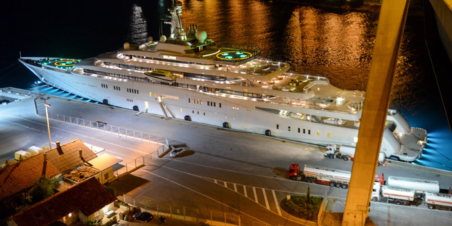 Dubrovnik, 190915.Preko 40 cisterni koje su dovodile gorivo za jahtu Eclipse Romana Abramovicha moglo se danas vidjeti kako se izmjenjuju u Gruskoj luci.Foto: Tonci Plazibat / CROPIX