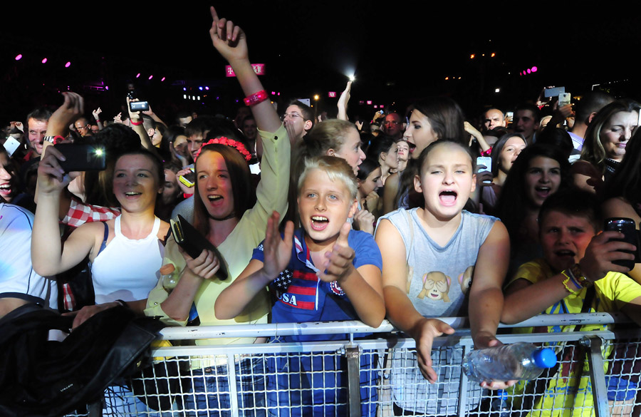 Skopje, Makedonija, 190915.Severina je odrzala koncert pred mnogobrojnom publikom, koja je odusevljeno pjevala njene pjesme, povodom proslave makedonskog mobilnog operatera Telekom.Na fotografiji: nastup Severine.Foto: Maja Zlatevska / CROPIX