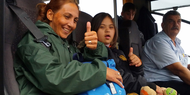 Baranjsko Petrovo selo, 200915Na granici s Madjarskom u Baranjskom Petrovom selu propusteno je deset autobusa izbjeglica.Na fotografiji: Afganistanka i njena kcer koji su razdvojeni od ostatka obitelji, ali su pronadjeni u Madjarskoj i sad su na putu da ih ponovo spoje.Na fotografiji: majka iz Afganistana koja se razdvojila od jedne kcerke koja je pronadjena u Madjarskoj.Foto: Nikola Patkovic / Cropix