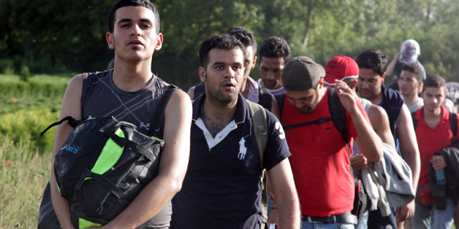 Koprivnica, 180915.Granicni prijelaz Botovo.Oko 700 migranata s Bliskog istoka koji su u podne krenuli iz Osijeka stiglo je u Koprivnicu. 10-ak minuta prije dolaska vlaka nazocne sluzbe su objavile da ce vlak koji je trebao nastaviti prema Sloveniji preusmjeren je prema Madjarskoj. Izbjeglicama je hranu i pice osigurala koprivnicka Podravka.Foto: Ivica Barac / Glas Podravine / CROPIX