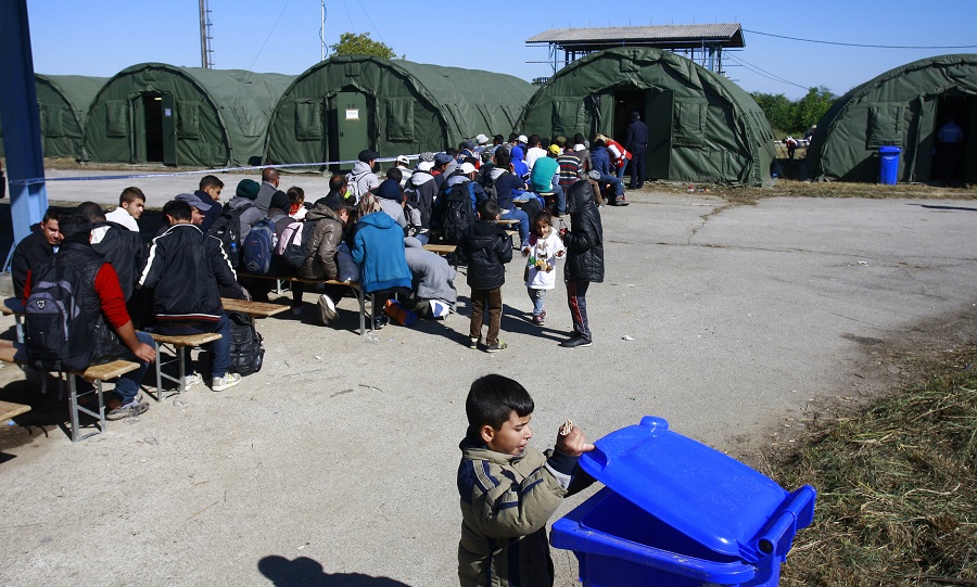 Opatovac, 210915.U privremenom prihvatnom centru u Opatovcu trenutno se nalazi oko 1500 migranata.Na fotografiji: izbjeglice cekaju na ulazu u prihvatni centar.Foto: Duje Klaric / CROPIX
