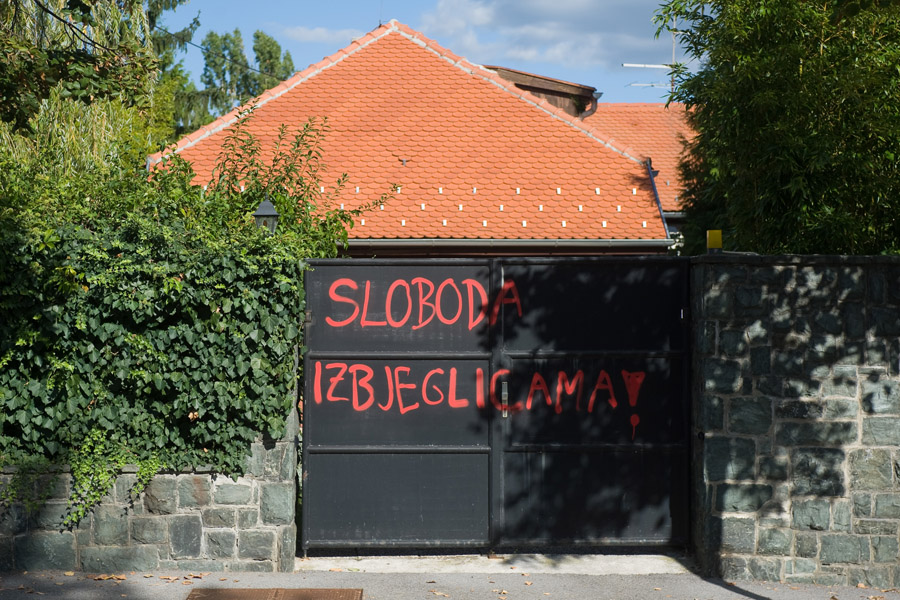 Zagreb, 210915.Srebrnjak 136.Na ulaznim kolnim vratima rezidencije Republike Austrije osvanuo grafit Sloboda izbjeglicama. Policijski ocevid je u tijeku.Foto: Darko Tomas / CROPIX