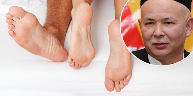 dier a couple feet in bed. love, eroticism and partners.