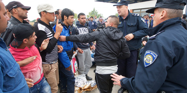 Opatovac, 220915.Od nocas je iz Bapske na granici sa Srbijom u izbjeglicki kamp u Opatovcu stiglo oko dvije i pol tisuca izbjeglica.Na fotografiji: izbjeglice cekaju na ulaz u kamp.Foto: Vlado Kos / CROPIX
