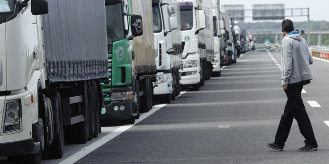 Bajakovo, 220915.Granicni prijelaz Bajakovo izmedju Hrvatske i Srbije zatvoren je za sav teretni promet sto je prouzrokovalo kolonu kamiona koja je sad duga vise od 5 kilometara.Foto: Tom Dubravec / CROPIX